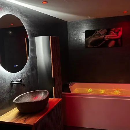 Intime Avec Sauna à *